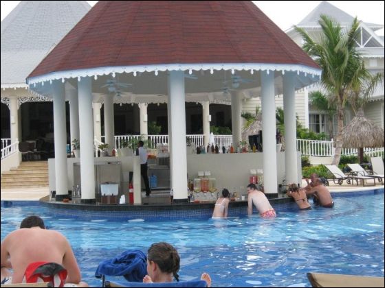 Swim up pool bar at Gran Bahia Esmeralda Discount Charter Vacations