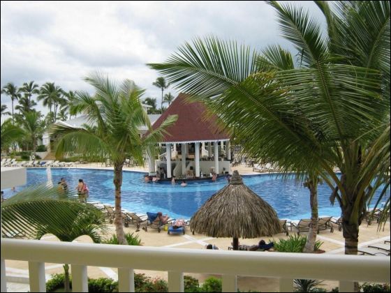 Swim up pool bar at Gran Bahia Principe Esmerald/Discount Charter Vacations